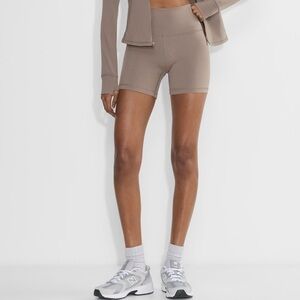 Aritzia NWOT high-rise 5” shorts